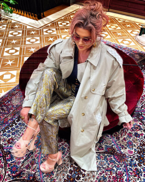 Trenchcoat shoulders and pockets, select the fabric