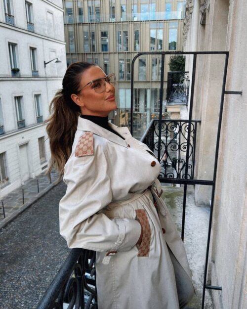 Trenchcoat shoulders and pockets, select the fabric